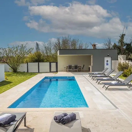 Dunja Villa *